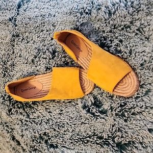 Queen George Suede Mustard Sandles size 8.5
